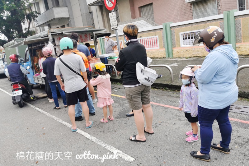 台中豐原早餐小籠包攤車超人氣，手工現包大大顆～推薦加辣更對味