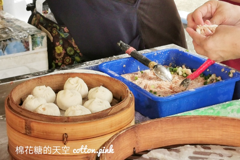 台中豐原早餐小籠包攤車超人氣，手工現包大大顆～推薦加辣更對味