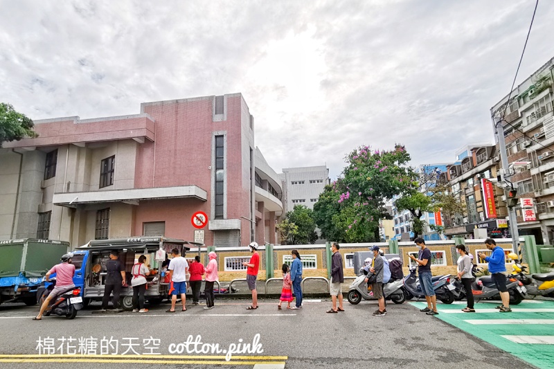 台中豐原早餐小籠包攤車超人氣，手工現包大大顆～推薦加辣更對味