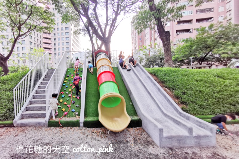 台中民俗公園旁小小兒童樂園～占地不大器材蠻有趣的唷！