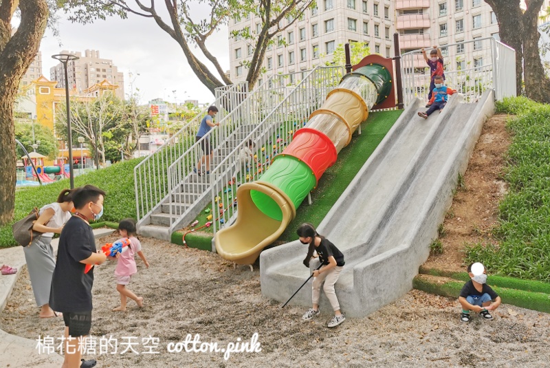 台中民俗公園旁小小兒童樂園～占地不大器材蠻有趣的唷！
