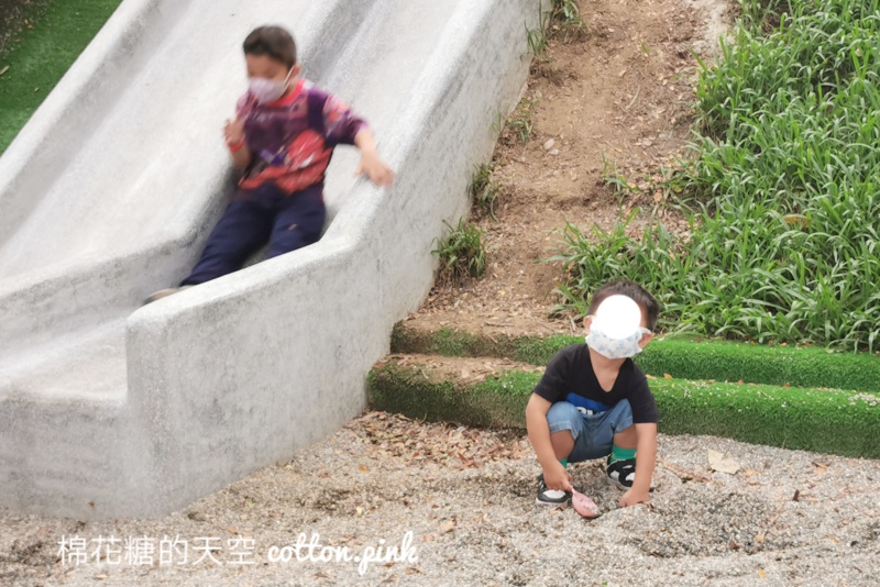 台中民俗公園旁小小兒童樂園～占地不大器材蠻有趣的唷！