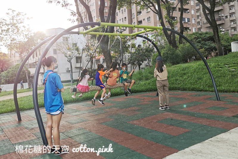 台中民俗公園旁小小兒童樂園～占地不大器材蠻有趣的唷！