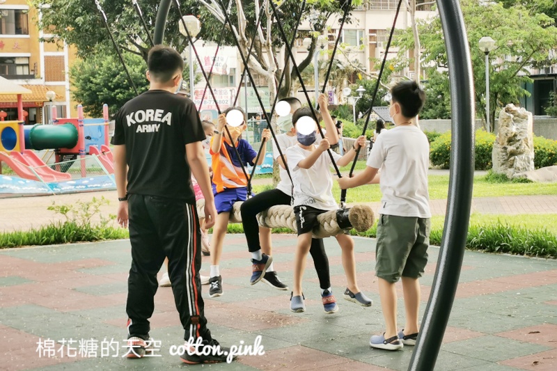台中民俗公園旁小小兒童樂園～占地不大器材蠻有趣的唷！