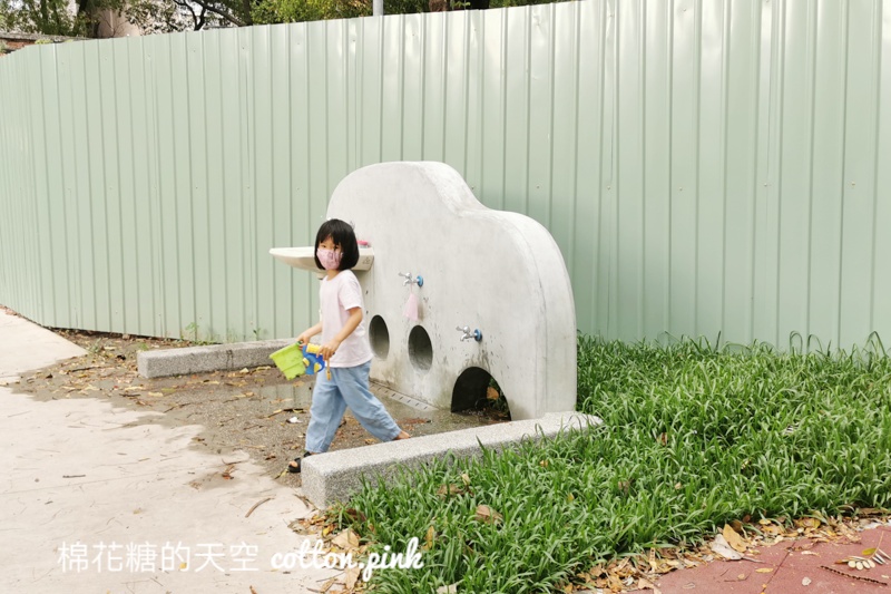台中民俗公園旁小小兒童樂園～占地不大器材蠻有趣的唷！