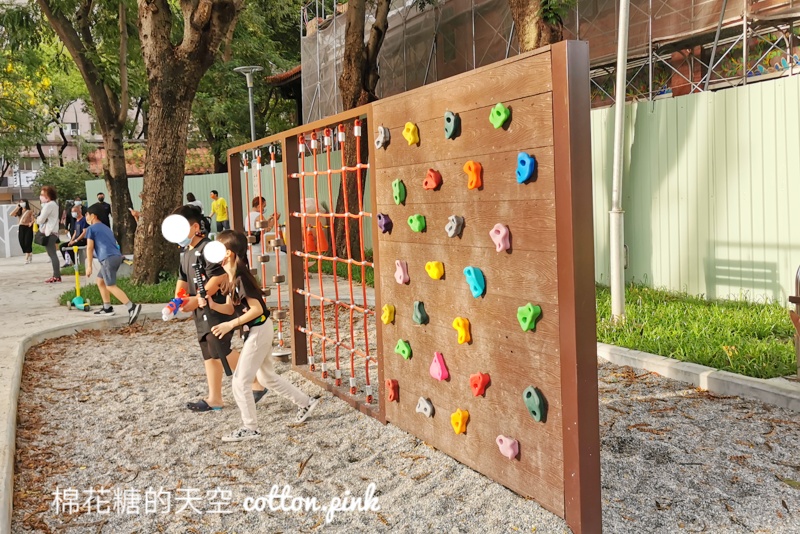 台中民俗公園旁小小兒童樂園～占地不大器材蠻有趣的唷！