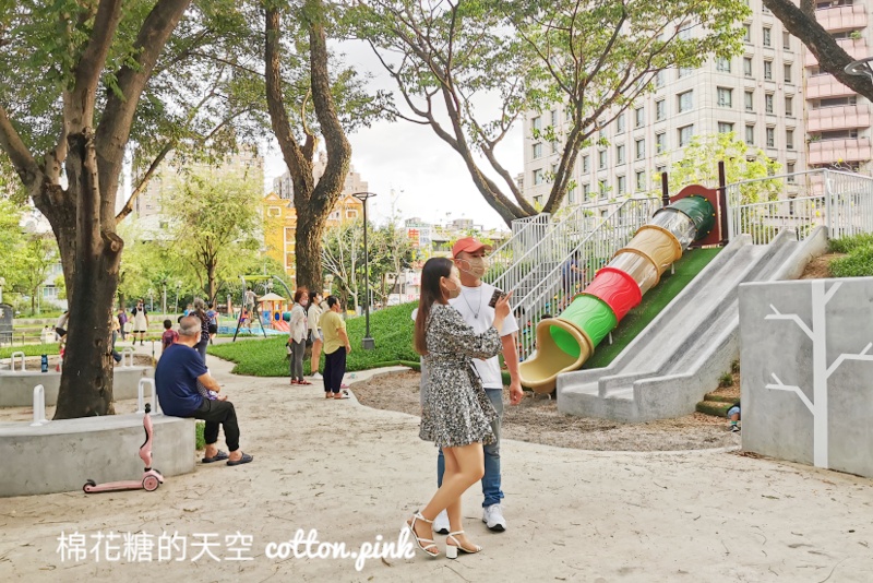 台中民俗公園旁小小兒童樂園～占地不大器材蠻有趣的唷！
