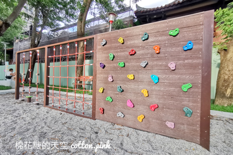 台中民俗公園旁小小兒童樂園～占地不大器材蠻有趣的唷！