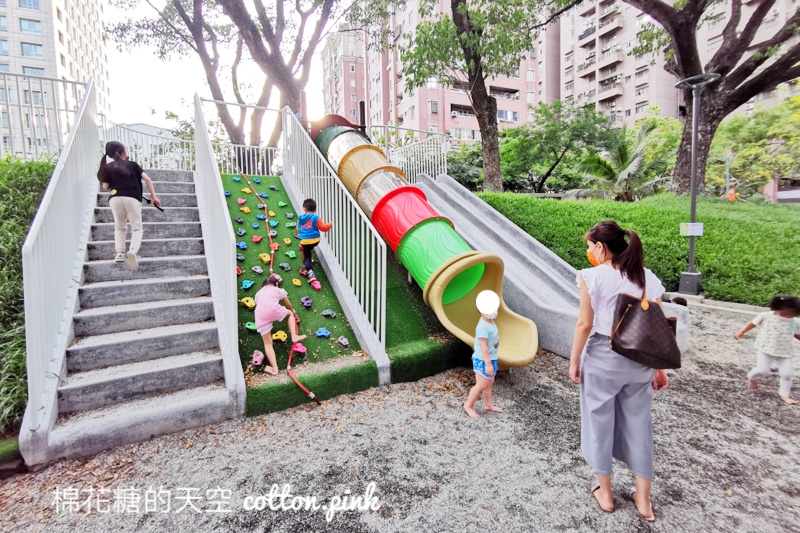 台中民俗公園旁小小兒童樂園～占地不大器材蠻有趣的唷！