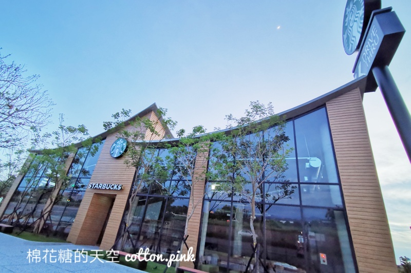 台中最新得來速星巴克終於開幕啦！就在環中路旁～外觀超吸睛
