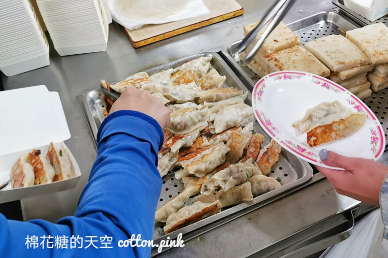豐原宵夜場！老油條燒餅豆漿～超大鍋貼出來用搶的！網路推薦炒涼麵