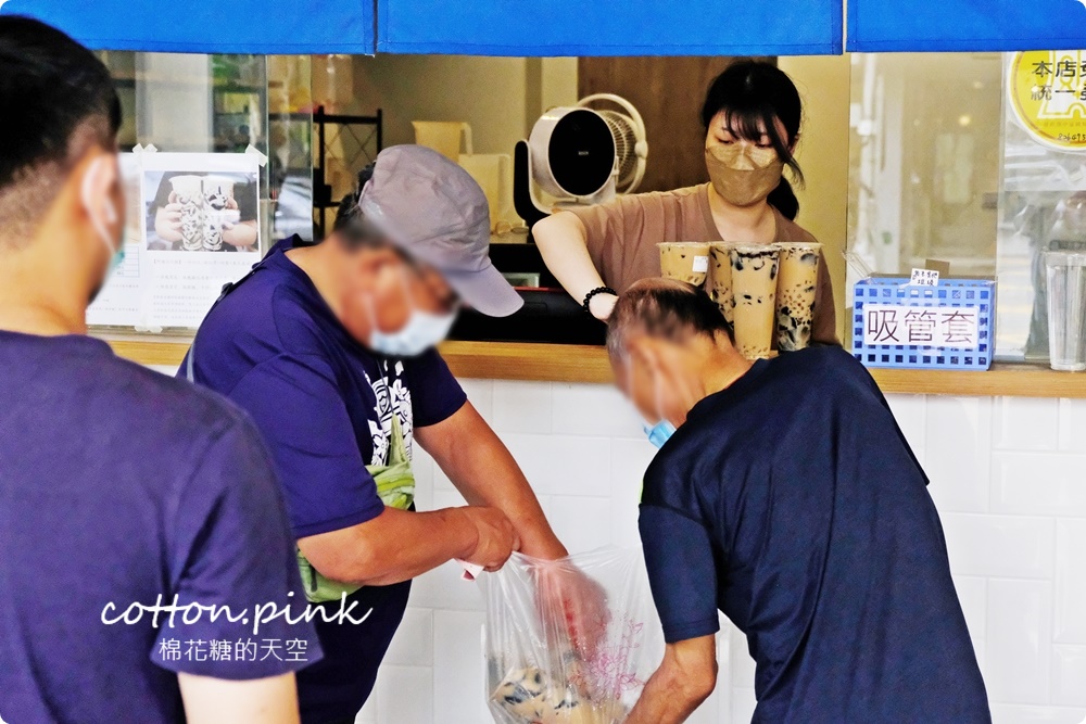 台中無名飲料-天天排隊買阿嬤怕你餓！最新吃土醬加炒麵也推推