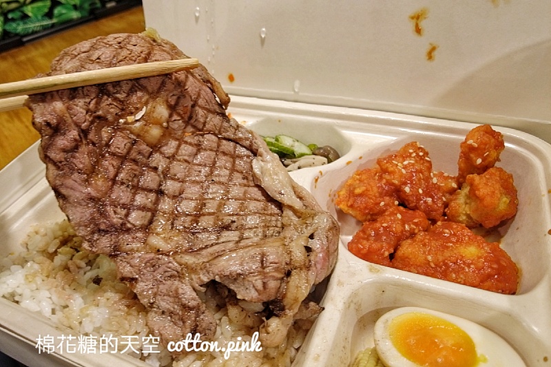 肉次方燒肉吃到飽也有外帶便當，整片肋眼牛排打開很驚艷