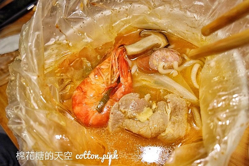 肉次方燒肉吃到飽也有外帶便當，整片肋眼牛排打開很驚艷