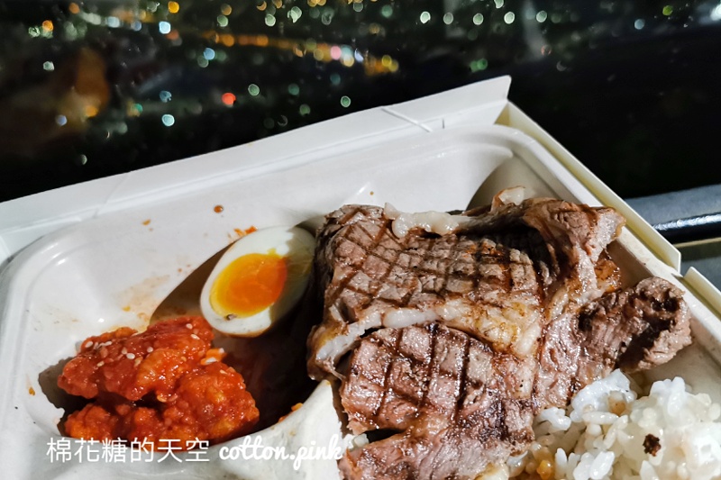 肉次方燒肉吃到飽也有外帶便當，整片肋眼牛排打開很驚艷