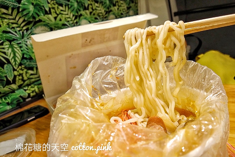 肉次方燒肉吃到飽也有外帶便當，整片肋眼牛排打開很驚艷