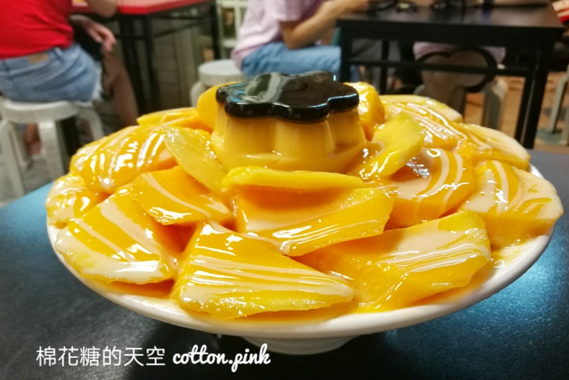 台中芒果冰這家必吃！東海何媽媽冰店超大碗～芒果堆成山