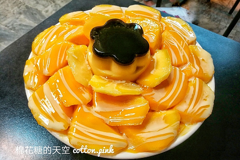 台中芒果冰這家必吃！東海何媽媽冰店超大碗～芒果堆成山