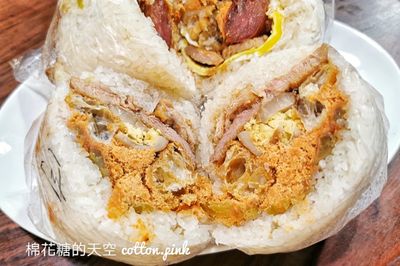 台中早餐飯糰這家超大顆！霸王燒肉飯糰綜合口味雙主菜耶～