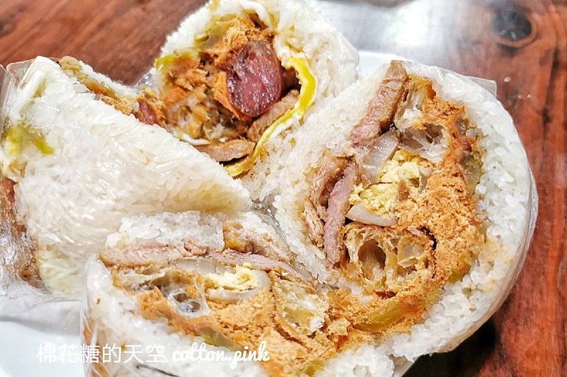 台中早餐飯糰這家超大顆！霸王燒肉飯糰綜合口味雙主菜耶～