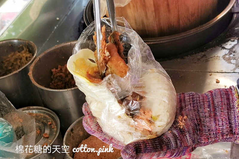 台中早餐飯糰這家超大顆！霸王燒肉飯糰綜合口味雙主菜耶～