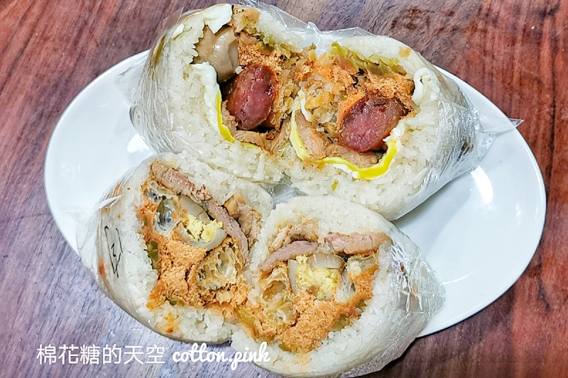 台中早餐飯糰這家超大顆！霸王燒肉飯糰綜合口味雙主菜耶～