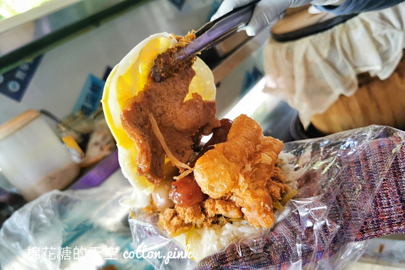 台中早餐飯糰這家超大顆！霸王燒肉飯糰綜合口味雙主菜耶～