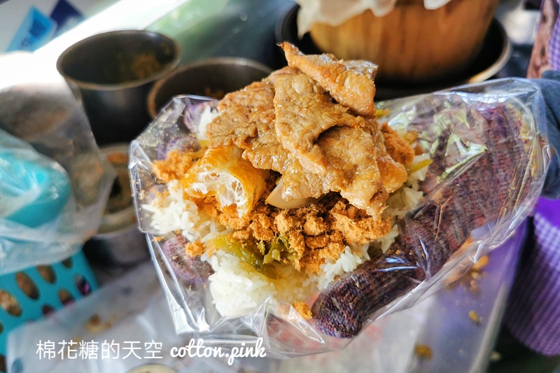 台中早餐飯糰這家超大顆！霸王燒肉飯糰綜合口味雙主菜耶～