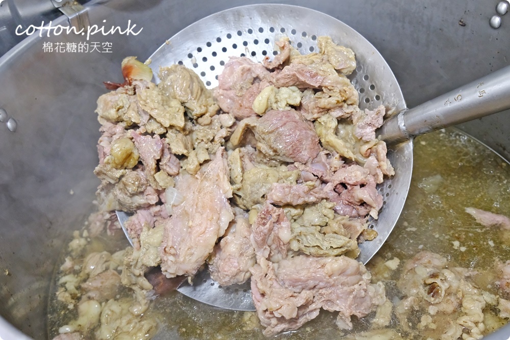 台中溫體牛火鍋老店!牛董牛肉爐現切台灣牛吃過都說讚～牛筋貢丸必點