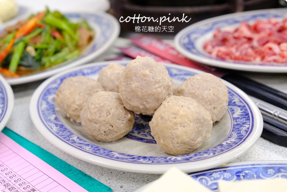 台中溫體牛火鍋老店!牛董牛肉爐現切台灣牛吃過都說讚～牛筋貢丸必點