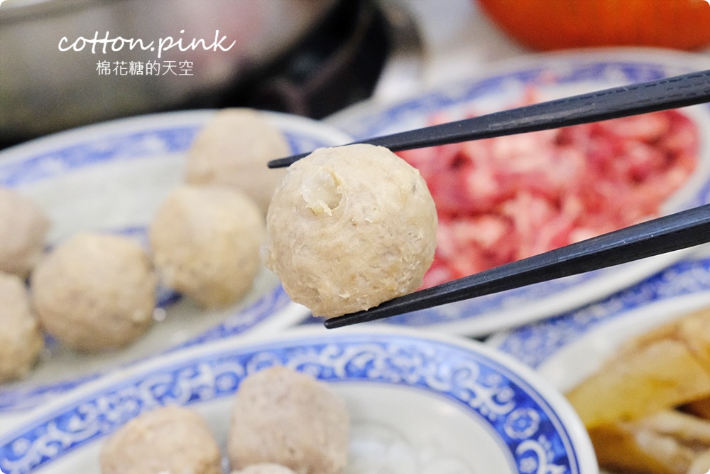 台中溫體牛火鍋老店!牛董牛肉爐現切台灣牛吃過都說讚～牛筋貢丸必點