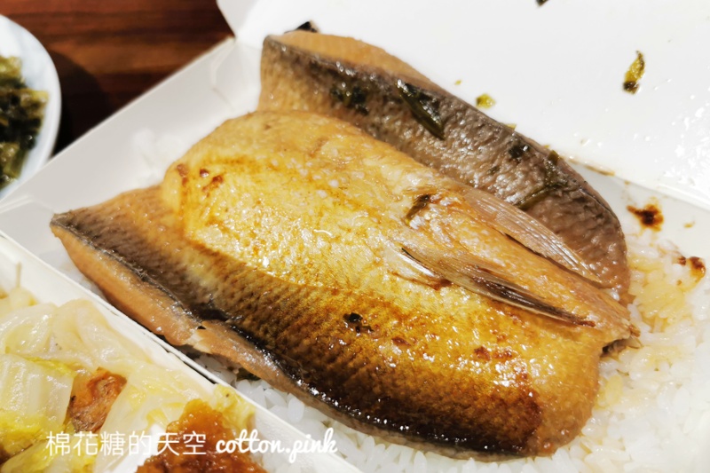 台中夜間部爌肉飯也可以包便當！打開魯排骨大小有嚇到我～