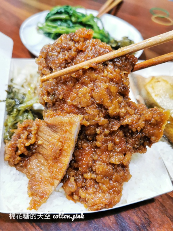 台中夜間部爌肉飯也可以包便當！打開魯排骨大小有嚇到我～