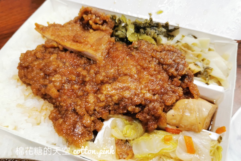 台中夜間部爌肉飯也可以包便當！打開魯排骨大小有嚇到我～