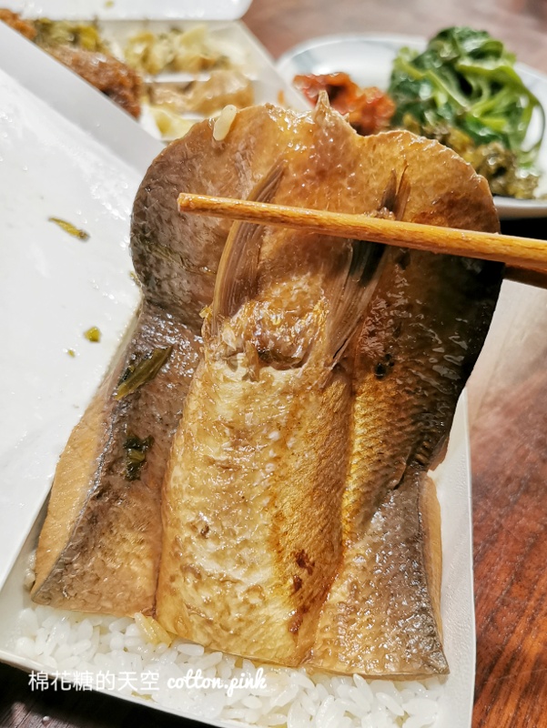 台中夜間部爌肉飯也可以包便當！打開魯排骨大小有嚇到我～