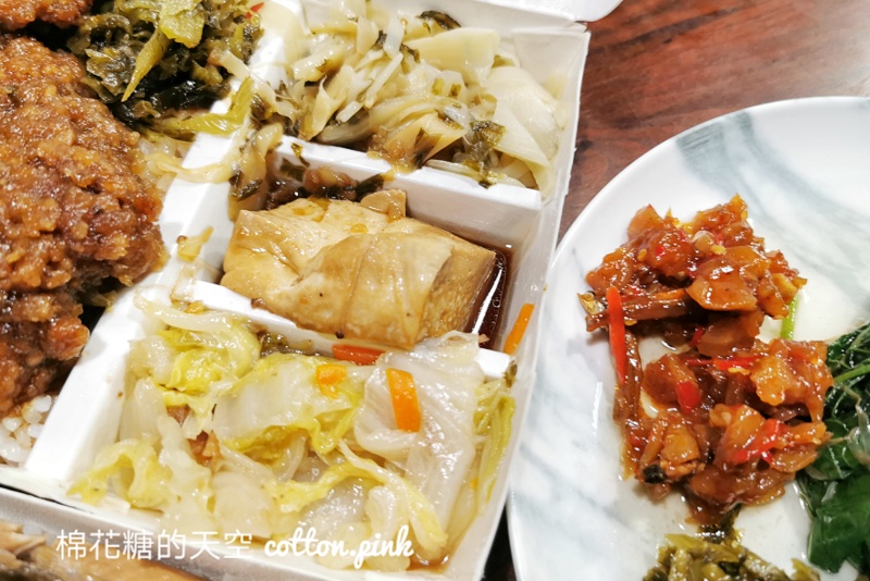台中夜間部爌肉飯也可以包便當！打開魯排骨大小有嚇到我～
