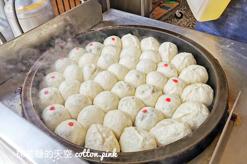 台中排隊美食|大墩十一街水煎包一開門就滿滿人潮！這個三角形的更好吃～