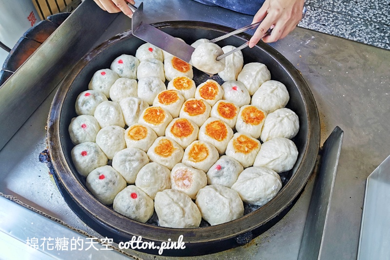 台中排隊美食|大墩十一街水煎包一開門就滿滿人潮！這個三角形的更好吃～
