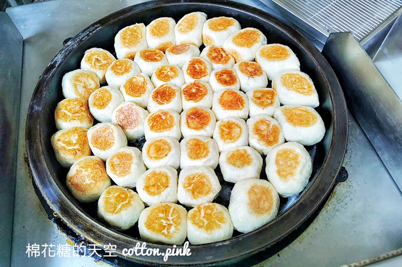 台中排隊美食|大墩十一街水煎包一開門就滿滿人潮！這個三角形的更好吃～
