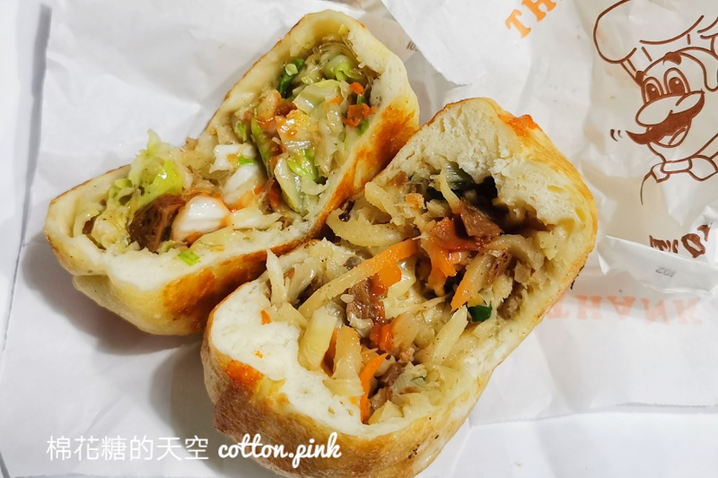 台中排隊美食|大墩十一街水煎包一開門就滿滿人潮！這個三角形的更好吃～