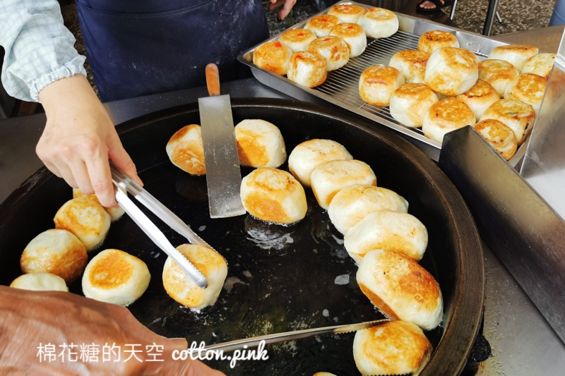 台中排隊美食|大墩十一街水煎包一開門就滿滿人潮！這個三角形的更好吃～