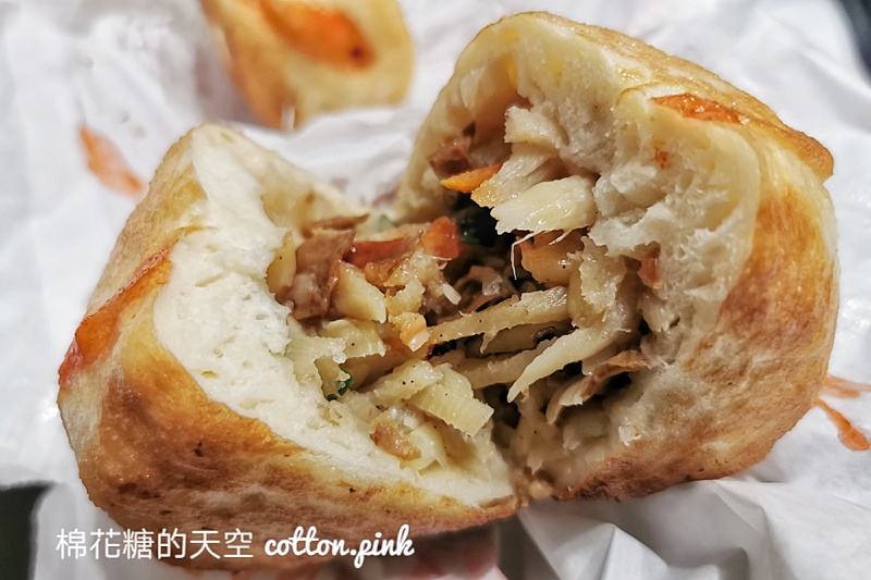 台中排隊美食|大墩十一街水煎包一開門就滿滿人潮！這個三角形的更好吃～