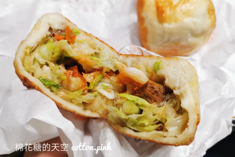 台中排隊美食|大墩十一街水煎包一開門就滿滿人潮！這個三角形的更好吃～