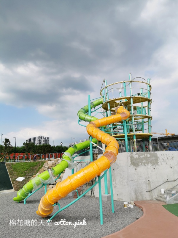 台中最新馬卡龍公園～還沒啟用就吸睛！還有寵物專區喔！