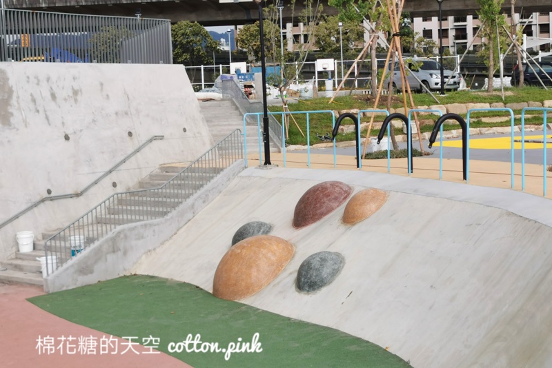 台中最新馬卡龍公園～還沒啟用就吸睛！還有寵物專區喔！