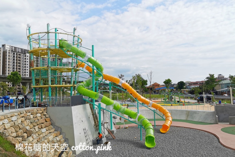 台中最新馬卡龍公園～還沒啟用就吸睛！還有寵物專區喔！