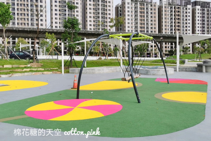 台中最新馬卡龍公園～還沒啟用就吸睛！還有寵物專區喔！