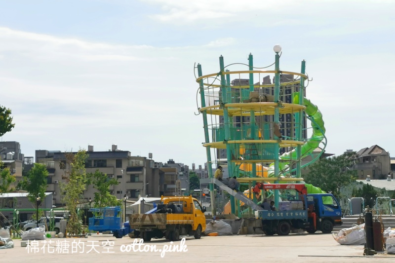 台中最新馬卡龍公園～還沒啟用就吸睛！還有寵物專區喔！
