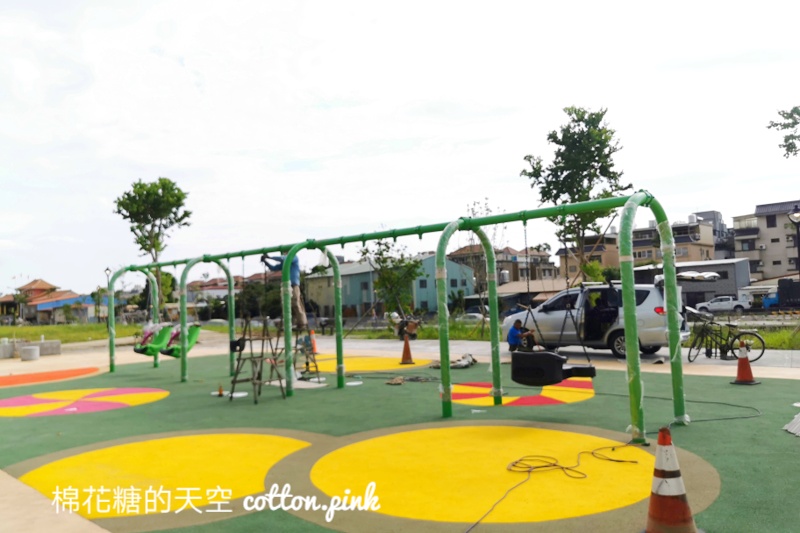 台中最新馬卡龍公園～還沒啟用就吸睛！還有寵物專區喔！