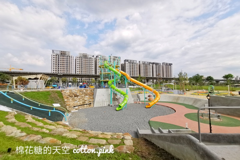 台中最新馬卡龍公園～還沒啟用就吸睛！還有寵物專區喔！